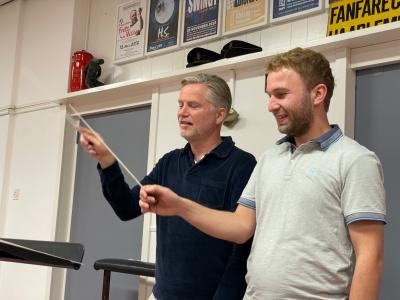 Erik Hulsegge oefent met het orkest